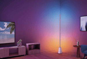 Stilvolle LED-Stehlampe in modernem Wohnzimmer mit Farbwechselbeleuchtung.