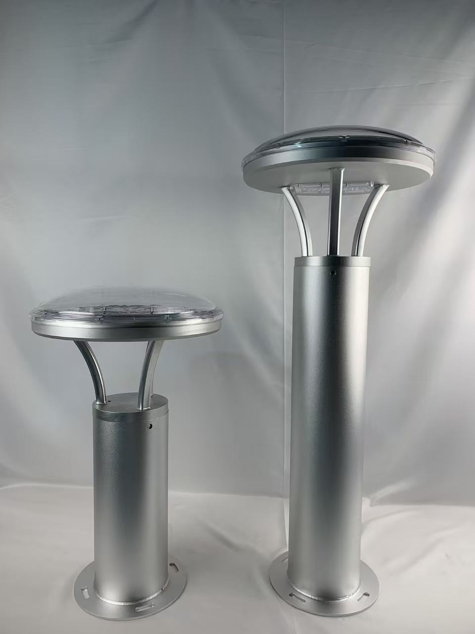 Vandalensichere SOLAR Aussenleuchte UFO - 55cm - IP65 - IK10 - 350lm - 15W Solarpanel - Silber